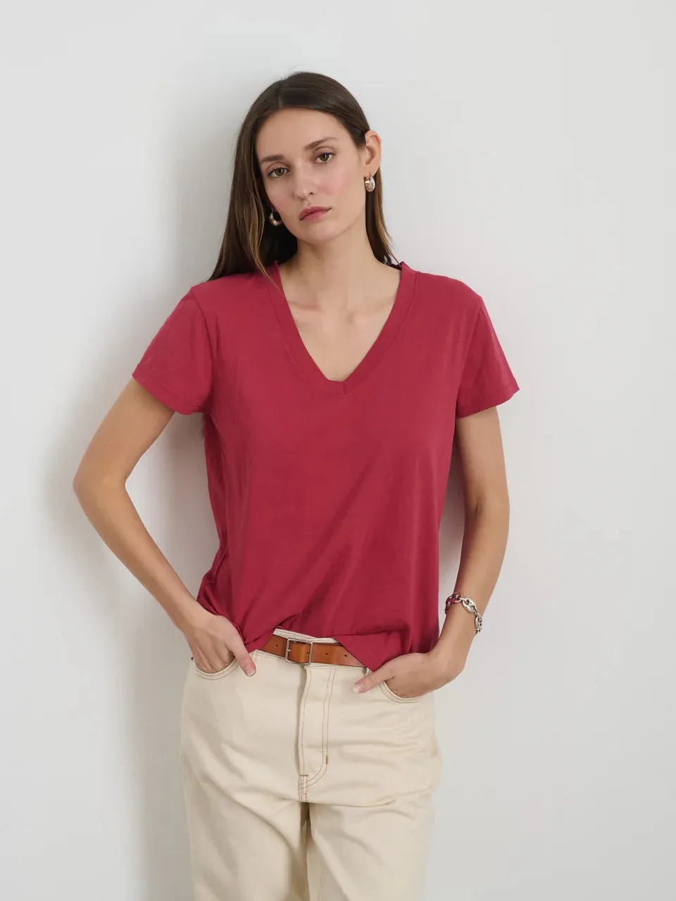 Alex Mill - Elliott V-Neck Tee in Broken Cotton (Cranberry)