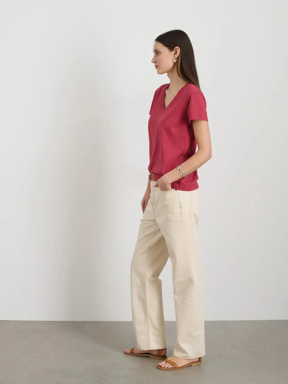 Alex Mill - Elliott V-Neck Tee in Broken Cotton (Cranberry)
