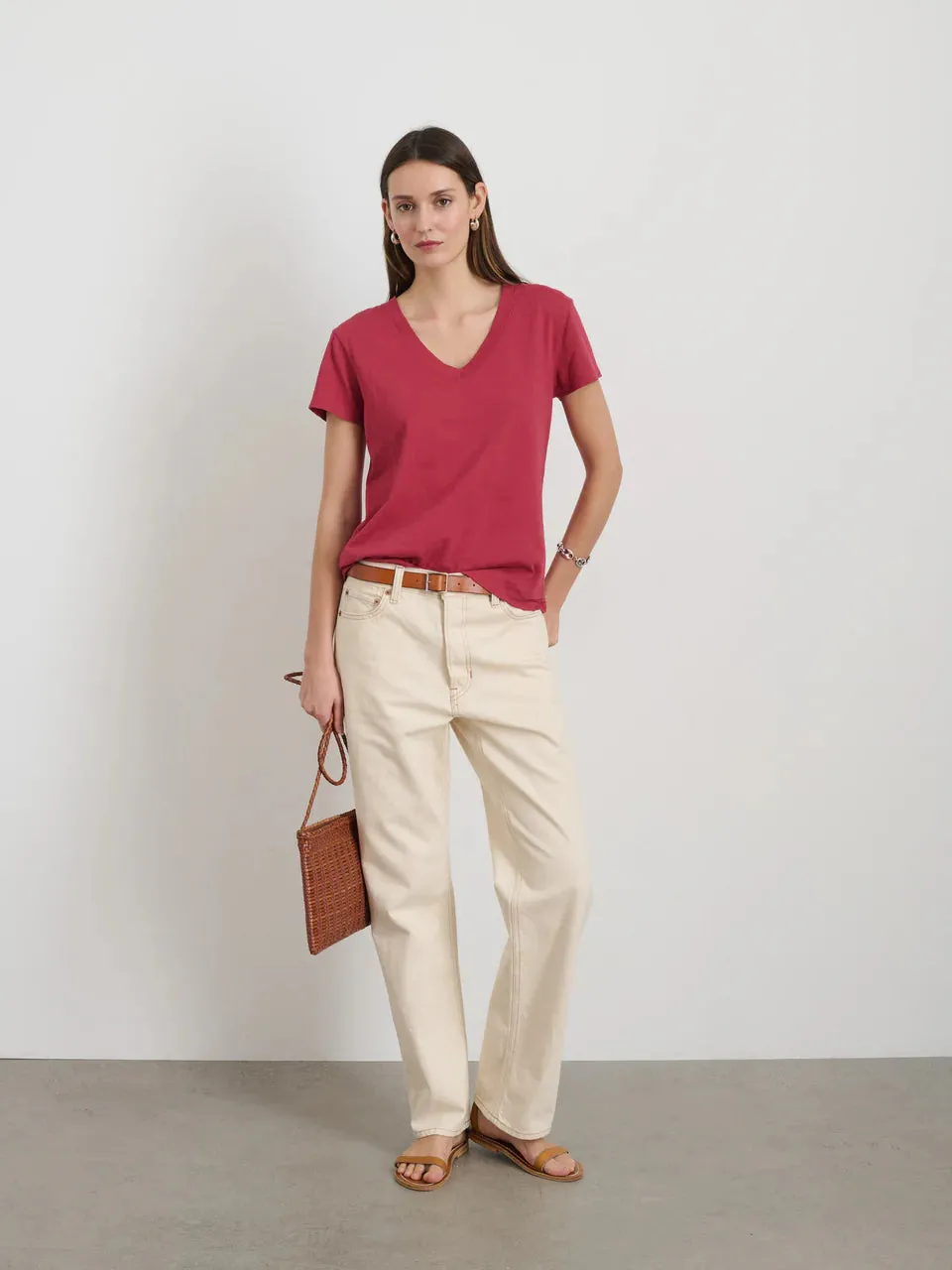 Alex Mill - Elliott V-Neck Tee in Broken Cotton (Cranberry)